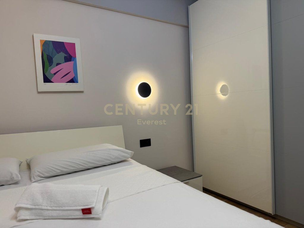 RRUGA E DURRESIT, APARTAMENT 2+1 ME QIRA!