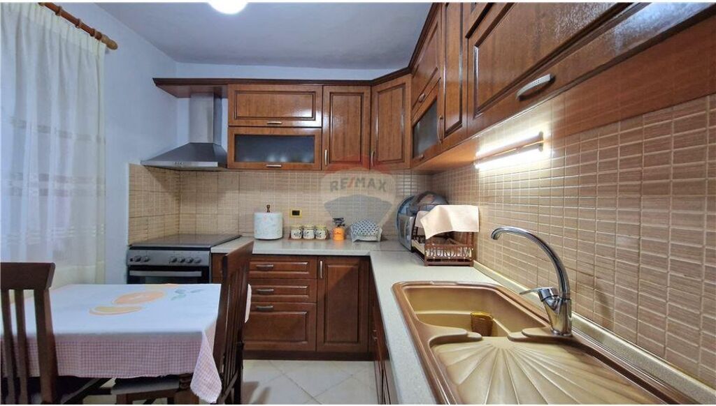 🏡 Shtëpi Private për Shitje – Vlorë (Çole, Lagjja “24 Maj”)