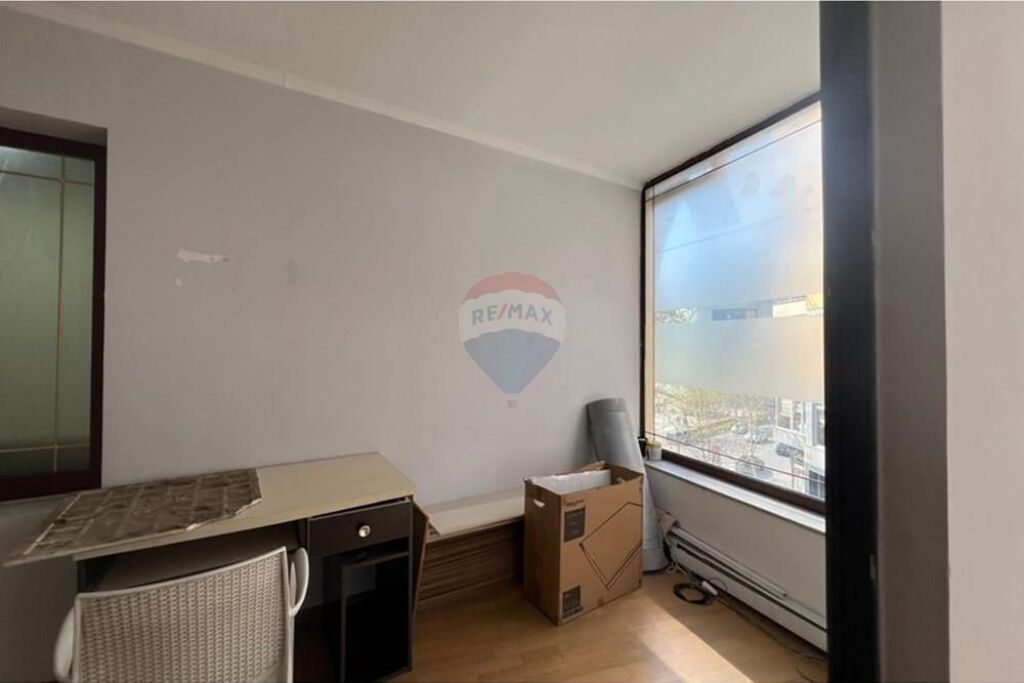 BUSINESS PREMISES IN CENTER!