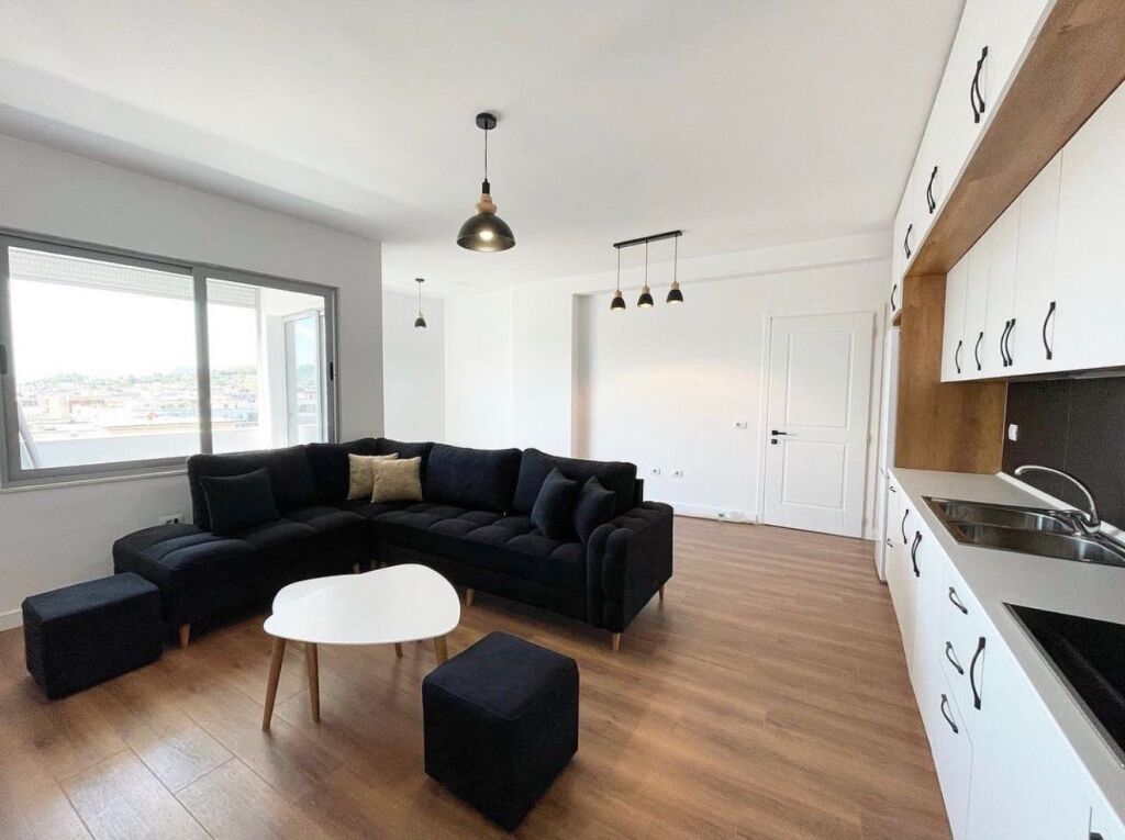 Apartament 2+1, Astir!