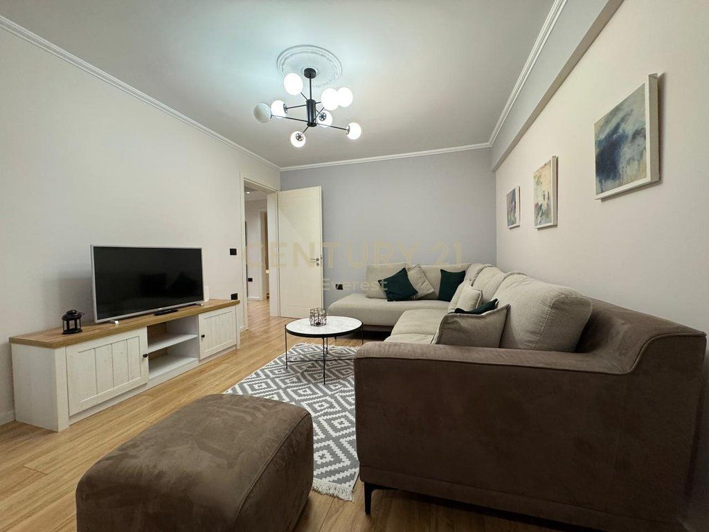 RRUGA E DURRËSIT – APARTAMENT 2+1 ME QIRA PRANË HOTEL COLOSSEO!