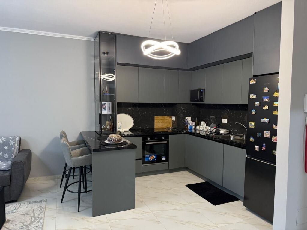 Disponiamo di un appartamento 1+1 in affitto presso il Complesso Golden Park, Via Kavajes.