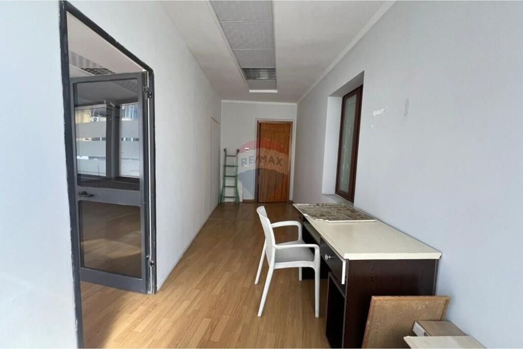 BUSINESS PREMISES IN CENTER!