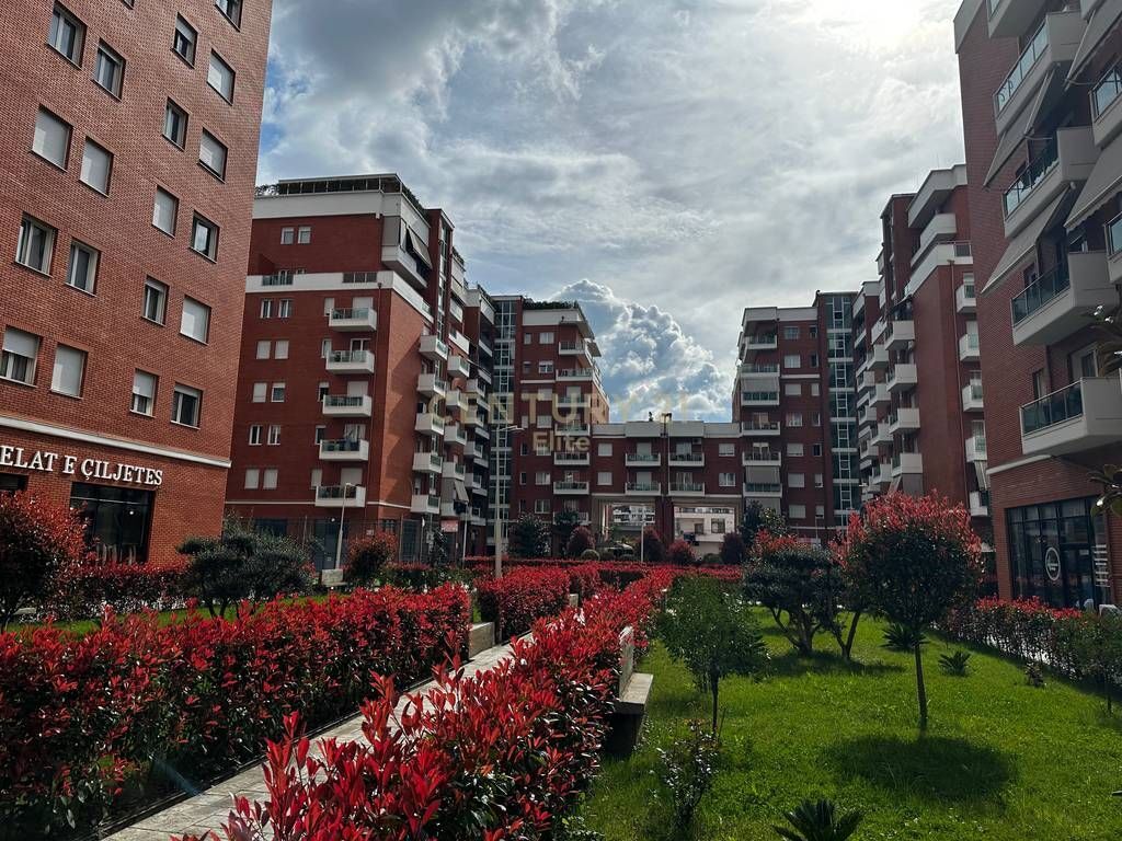 VENDESI APPARTAMENTO 2+1+2 + VERANDA + 2 POSTI AUTO – RESIDENZA SIMA-COM!