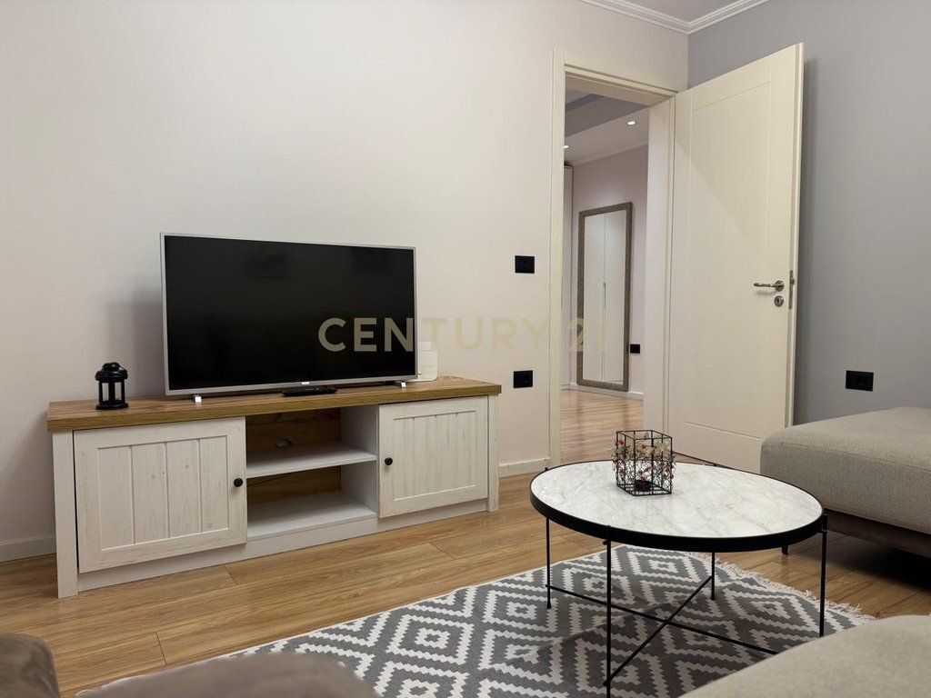 RRUGA E DURRESIT, APARTAMENT 2+1 ME QIRA!