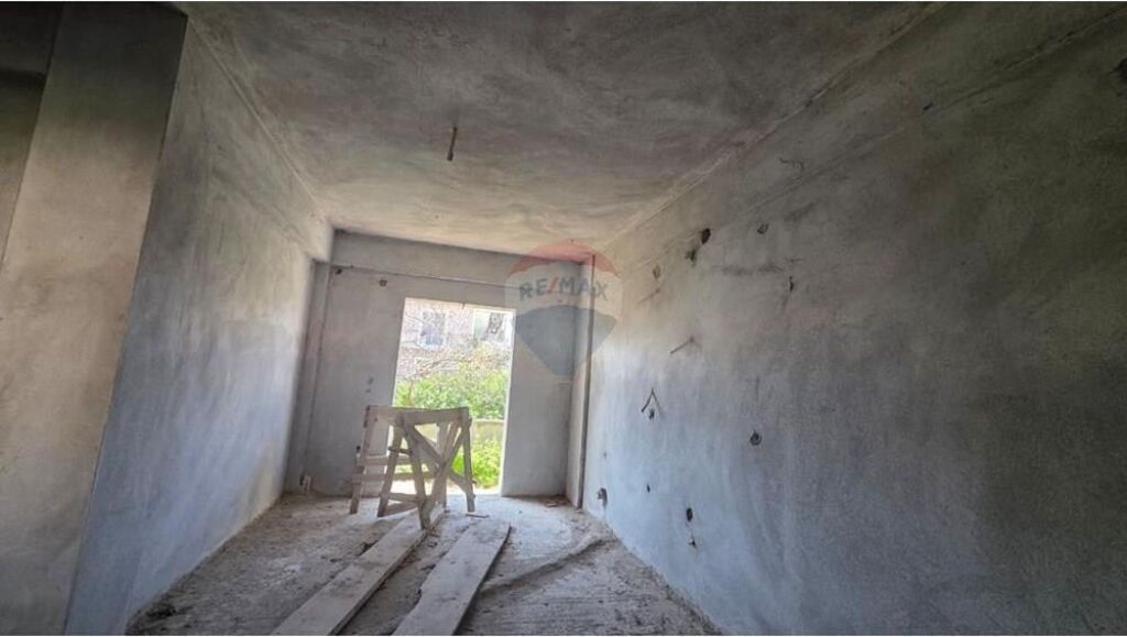 🏡 3-storey Villa for Sale – 24 Maji Neighborhood, Vlora