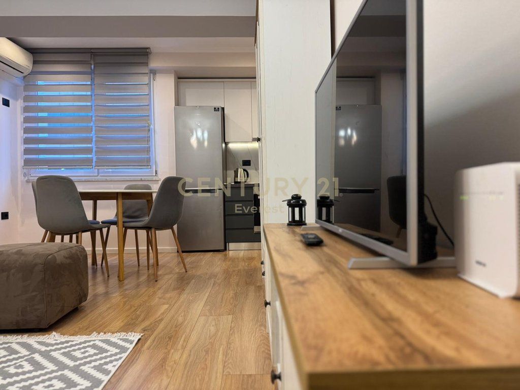 RRUGA E DURRESIT, APARTAMENT 2+1 ME QIRA!