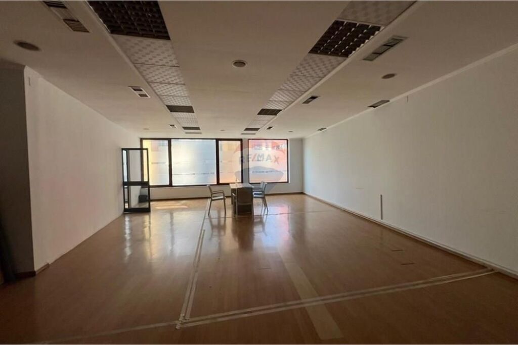 BUSINESS PREMISES IN CENTER!