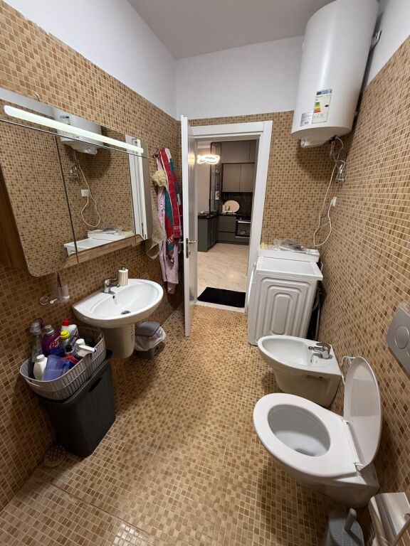 Disponiamo di un appartamento 1+1 in affitto presso il Complesso Golden Park, Via Kavajes.