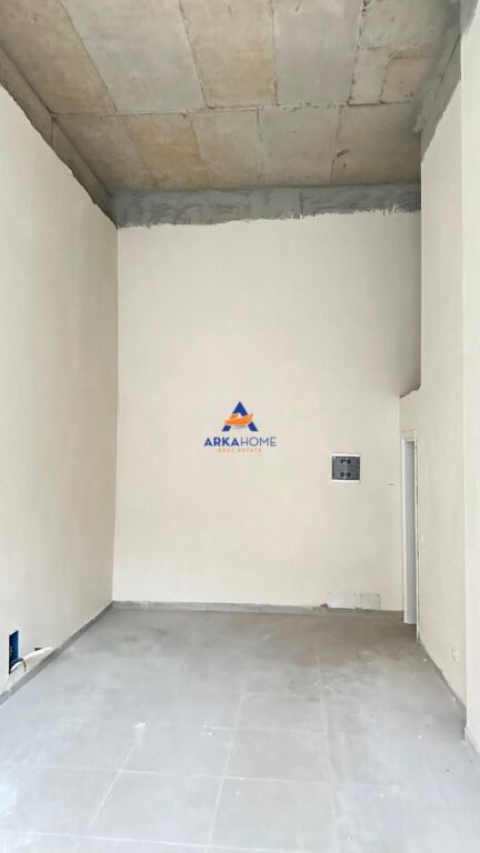LOCALE COMMERCIALE IN AFFITTO 30M2 "PAZARI I RI" 100.000 LEKE