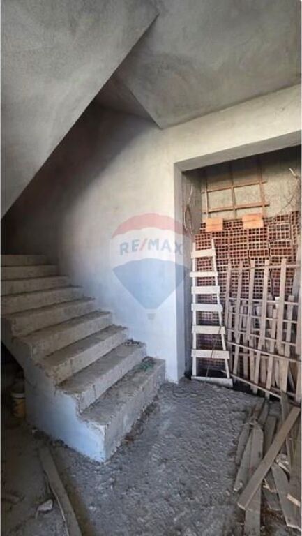 🏡 3-storey Villa for Sale – 24 Maji Neighborhood, Vlora