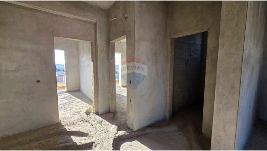 🏡 3-storey Villa for Sale – 24 Maji Neighborhood, Vlora