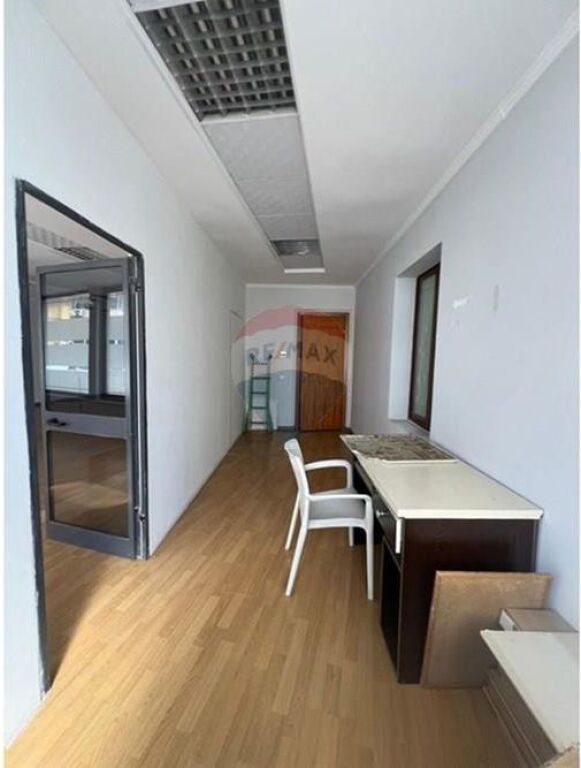 BUSINESS PREMISES IN CENTER!