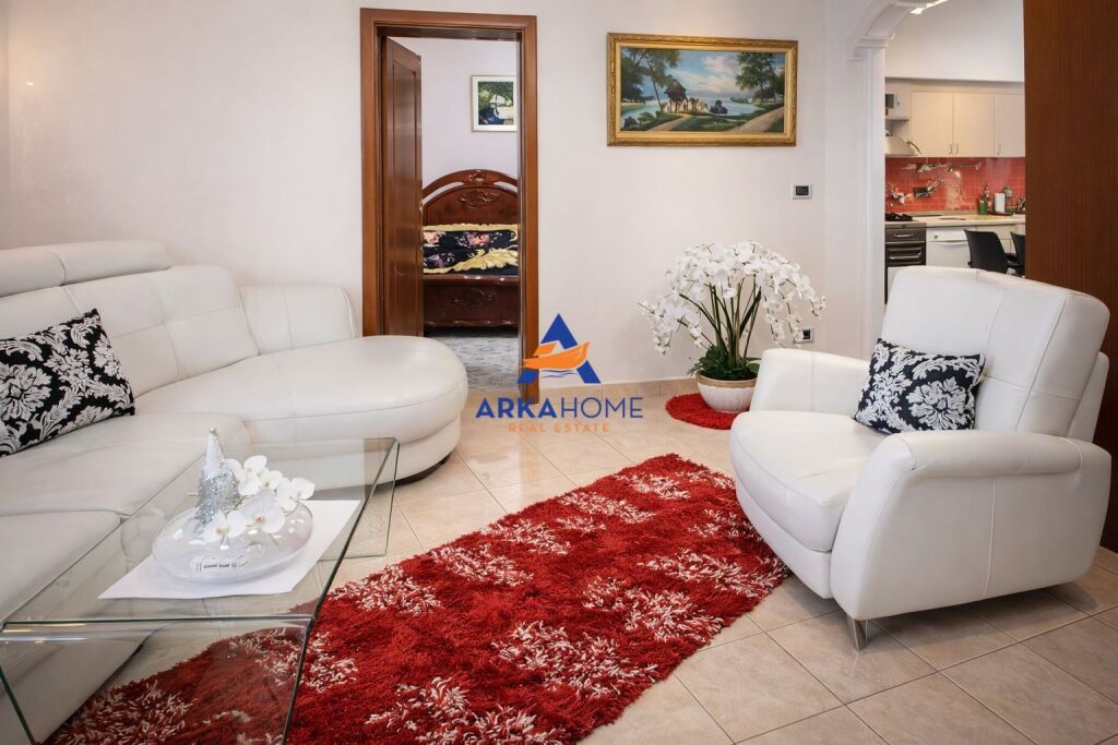 JEPET APARTAMENT ME QERA 3+1+BALLKON "TE RRUGA PJETER BUDI RRUGA E ELBASANIT" 100.000 LEKE