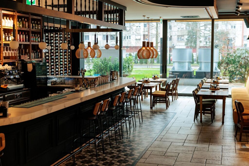AMBJENT PER BAR-RESTORANT BUZE RRUGE KRYESORE, RRUGA E BARRIKADAVE