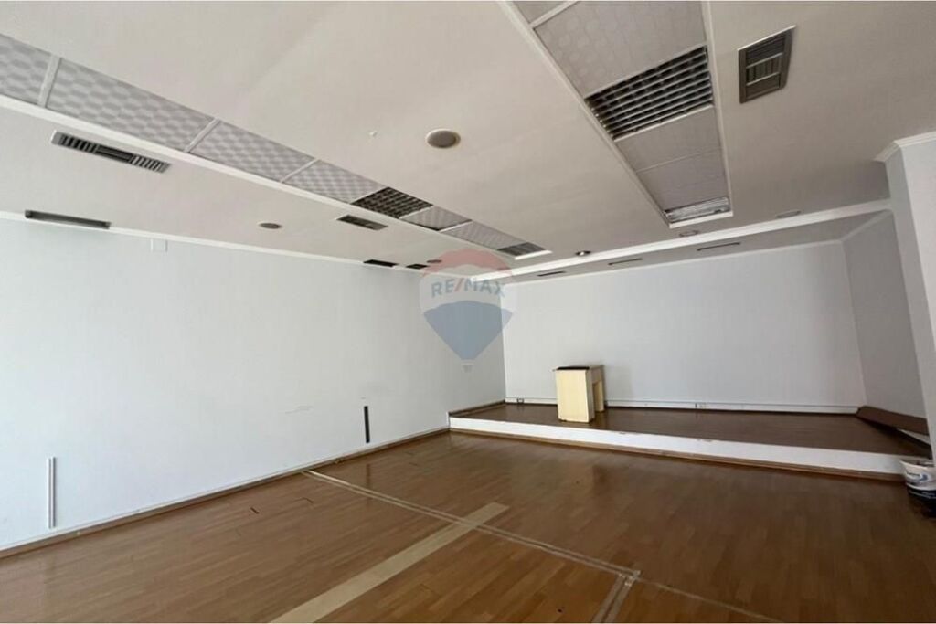 BUSINESS PREMISES IN CENTER!