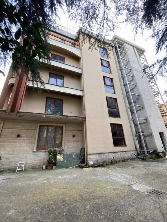 EXCLUSIVE! A 5-story business building is for rent at the former last station, New Tirana.