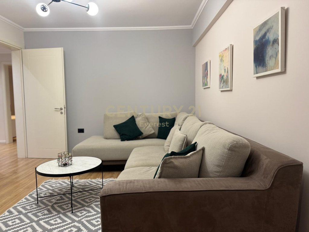 RRUGA E DURRËSIT – APARTAMENT 2+1 ME QIRA PRANË HOTEL COLOSSEO!