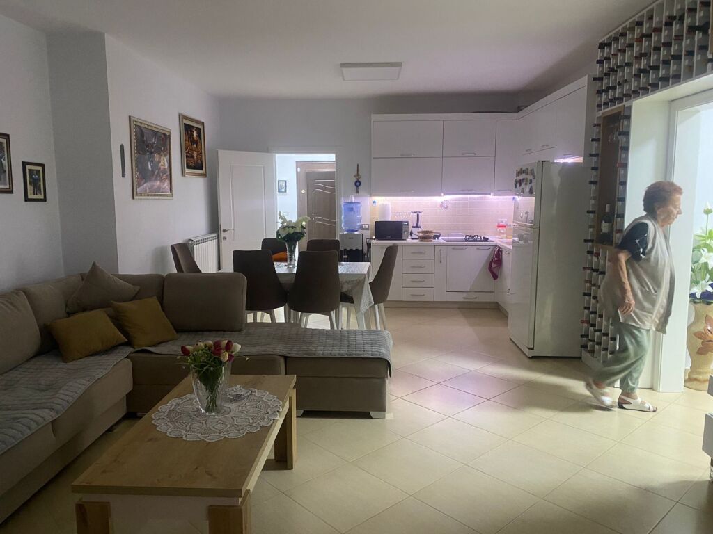 Appartamento al piano 3+1 a Pogradec