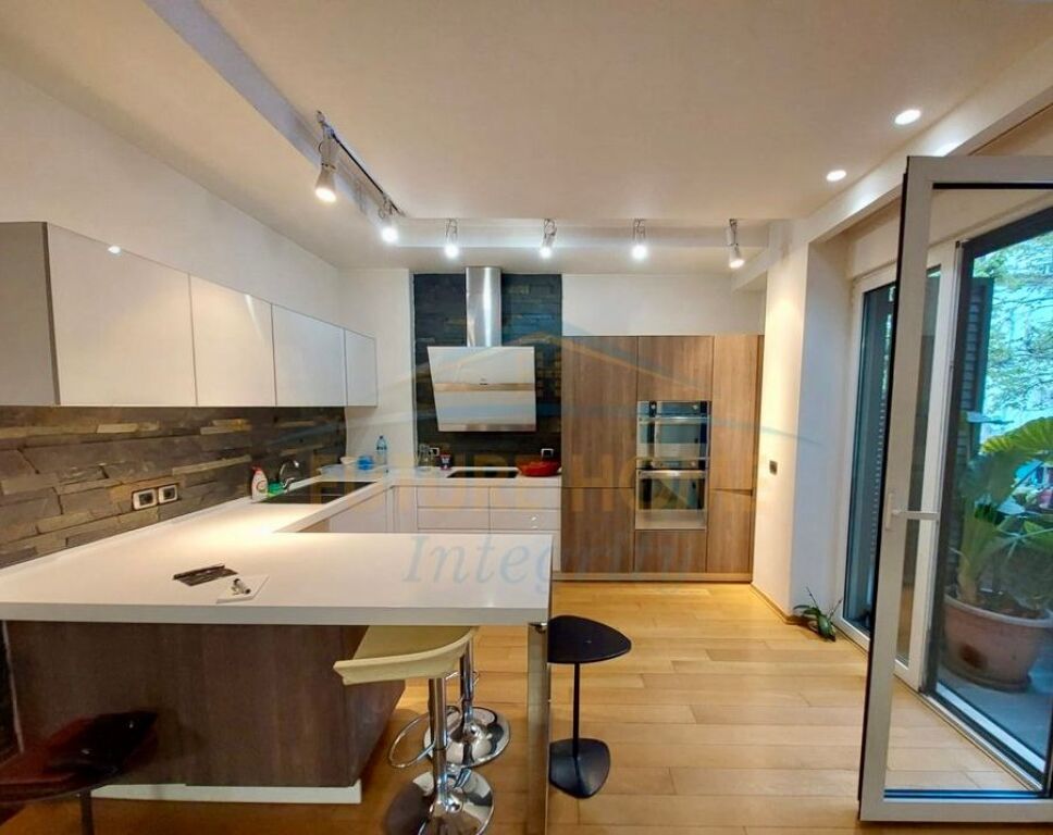 Qera, Apartament për Zyra, Blloku, Tiranë.
