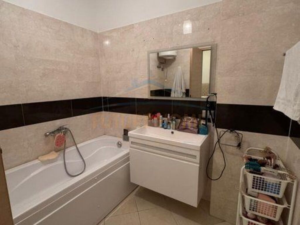 Shitet,Apartament 2+1+2, Kompleksi Tower Bridge,Rruga e Dibres.