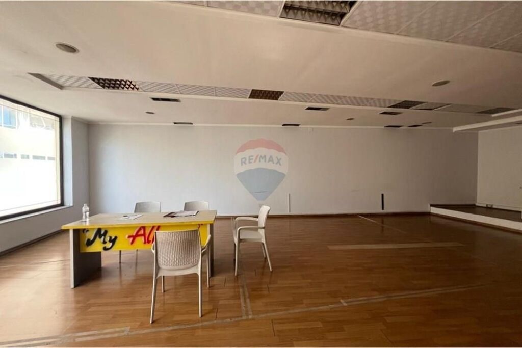 BUSINESS PREMISES IN CENTER!