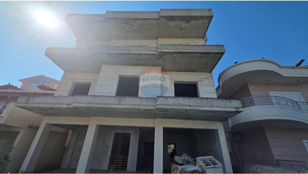 🏡 3-storey Villa for Sale – 24 Maji Neighborhood, Vlora