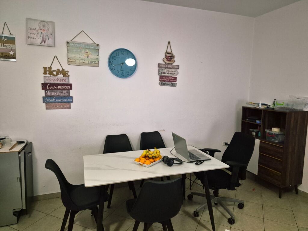 🏡 JEPET ME QERA APARTAMENT 2+1  📍 Vendndodhja: Përballë Delijorgjit, Rr. Stavri Themeli💶 Çmimi: 550€ / muaj