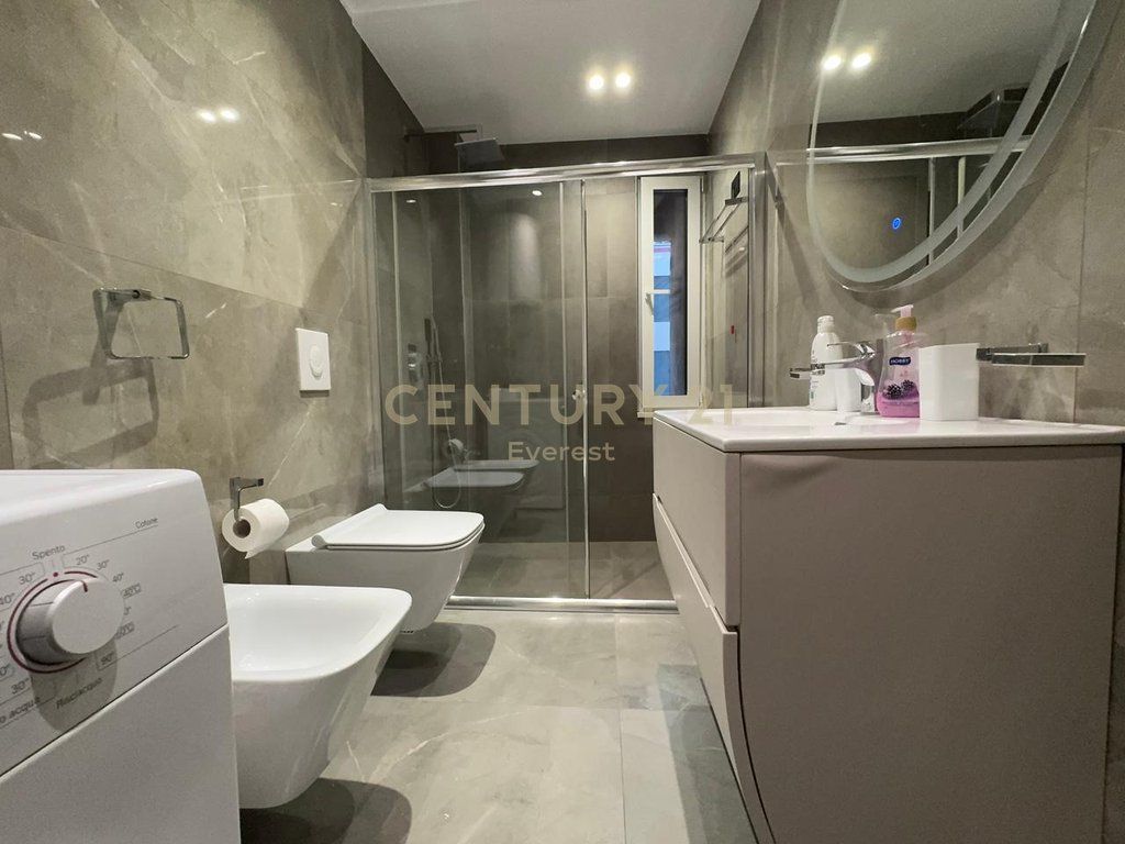 RRUGA E DURRËSIT – APARTAMENT 2+1 ME QIRA PRANË HOTEL COLOSSEO!