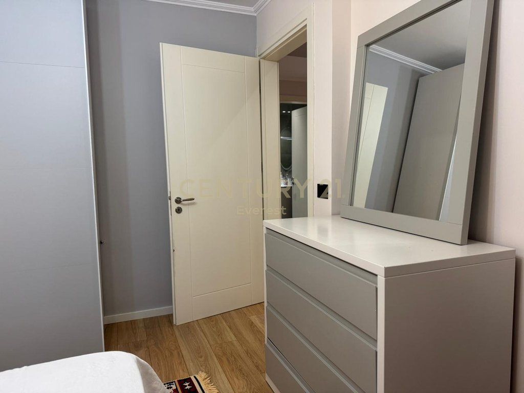 RRUGA E DURRESIT, APARTAMENT 2+1 ME QIRA!