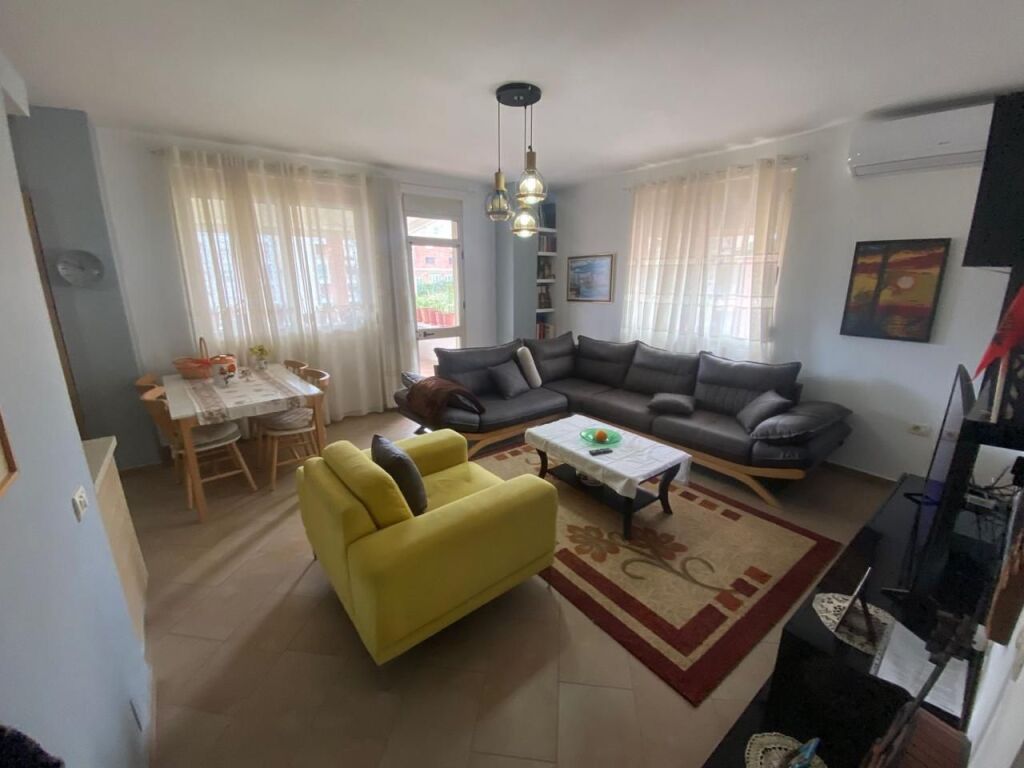 Apartament 2+1 + 3 ballkone per shitje tek Eleonora
