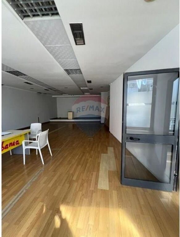 BUSINESS PREMISES IN CENTER!
