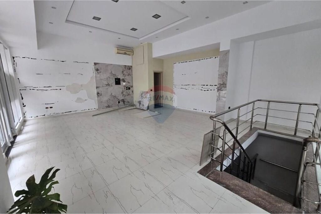 🏪 Shop – For Sale | Vlorë 📍 Behind Conad | Isa Boletini Square