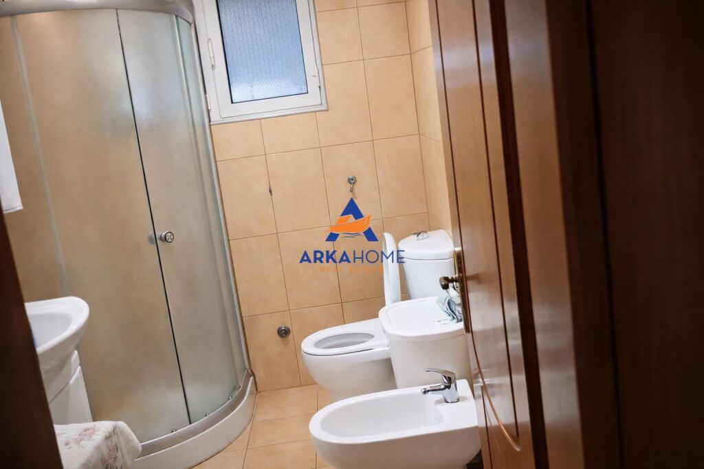 JEPET APARTAMENT ME QERA 3+1+BALLKON "TE RRUGA PJETER BUDI RRUGA E ELBASANIT" 100.000 LEKE