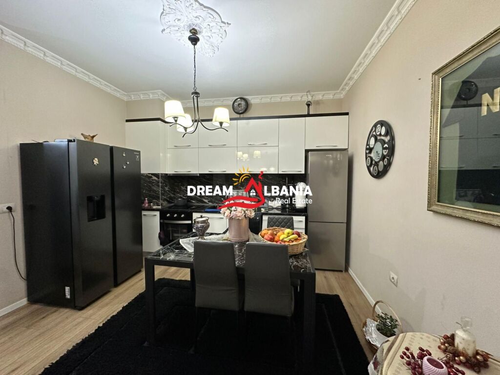 Shitet Apartament 2+1+2wc tek Pazari i Ri prane Rruges Qemal Stafa ( ID 41212203 )
