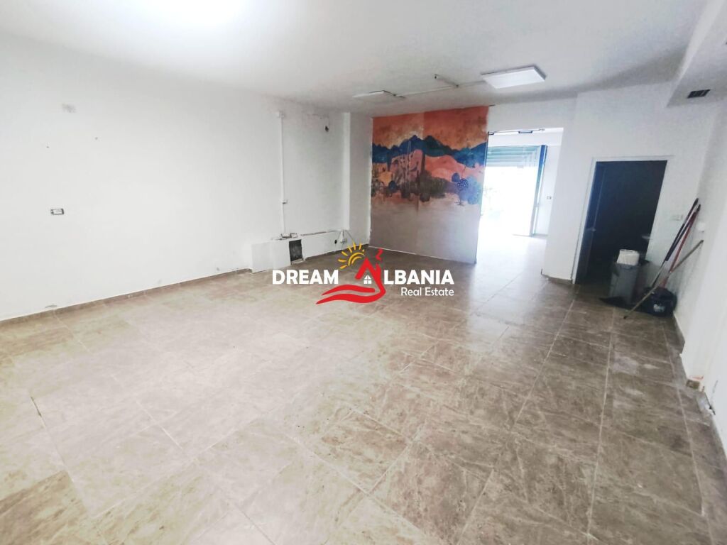 Affittasi negozio nella zona di Blloku vicino alla Scuola Petro Nini Luarasi – super opportunità di business! ( ID 42711159 )