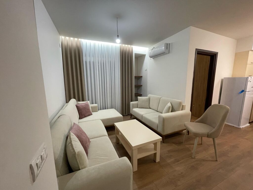 Apartament 1+1, Astir!