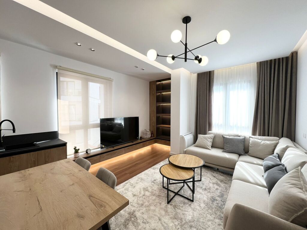 Jepet me qera apartament 2+1 ne Kompleksin "Arlis",Farmacia 10