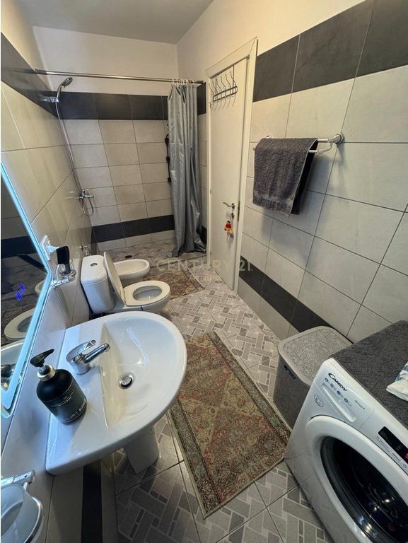 SHITET APARTAMENTI 1+1 PRANE TREGUT TE RI ELEKTRIK !
