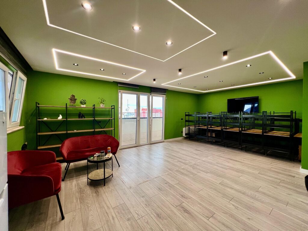 VENDIAMO, PENTHOUSE MODERNO 3+1+3 con 3 POSTI AUTO