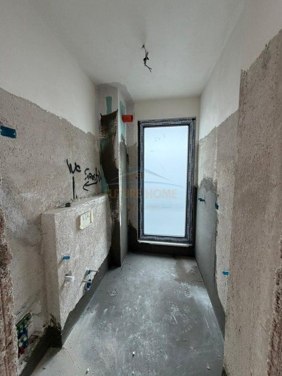 Shitet apartament 2+1+2 Komuna e Parisit White Tower