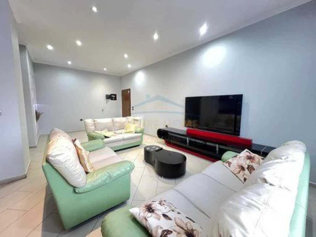 Shitet apartament 2+1 Rruga e Dibres Tirane
