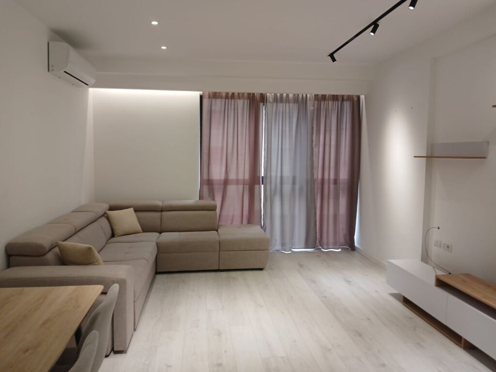 Apartament 1+1, Astir!