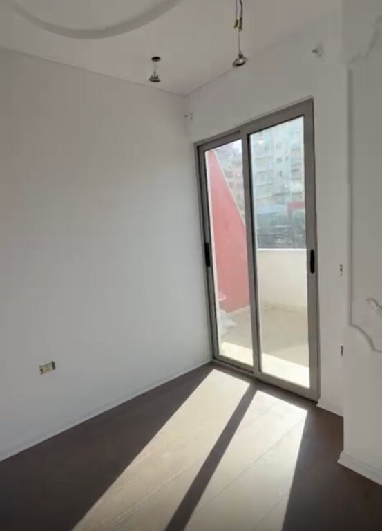 Apartament 2+1 per shitje prane Kristal Center