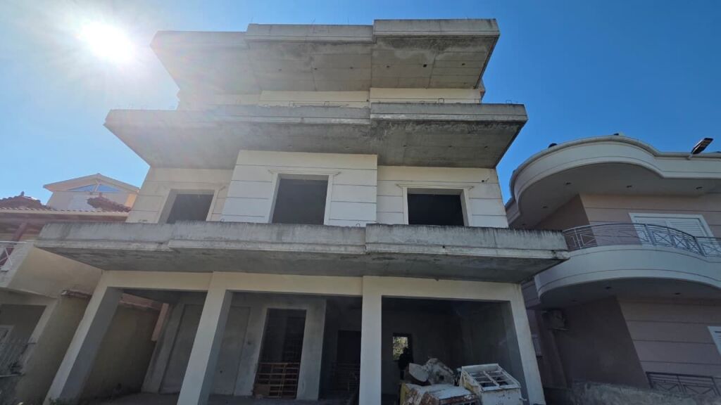 🏡 VILLA SU TRE PIANI IN VENDITA – QUARTIERE 24 MAGGIO, VLORË