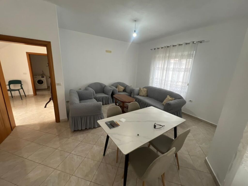 Jepen me qera apartament 1+1 prane Semaforit 1 te  Kënetë