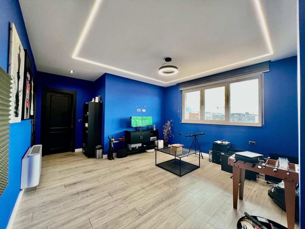 VENDIAMO, PENTHOUSE MODERNO 3+1+3 con 3 POSTI AUTO