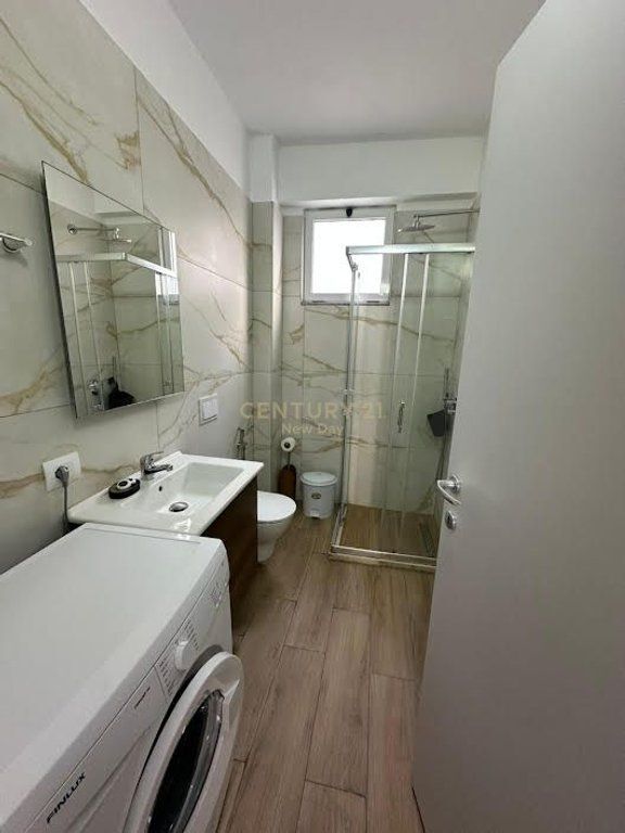Offriamo un appartamento a Plepa spiaggia con vista mare. L'appartamento si trova all'8° piano di un edificio ben gestito. È arredato, strutturato in zona giorno e cucina, 2 camere da letto, 1 bagno e 1 balcone con vista mare. Per maggiori informazioni potete contattarci.