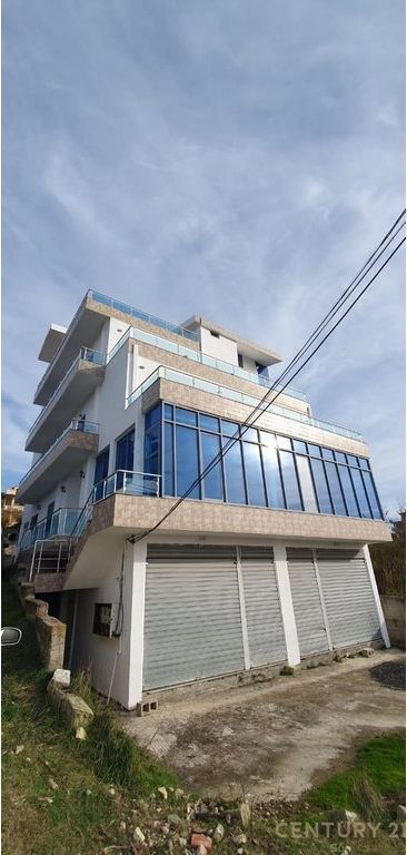 Hotel in vendita a Shkembin e Kavajes Durres! 425.000 € Superficie totale  600m2  Superficie interna  376m2
