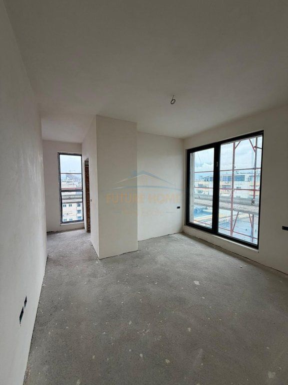 Shitet apartament 2+1+2 Komuna e Parisit White Tower